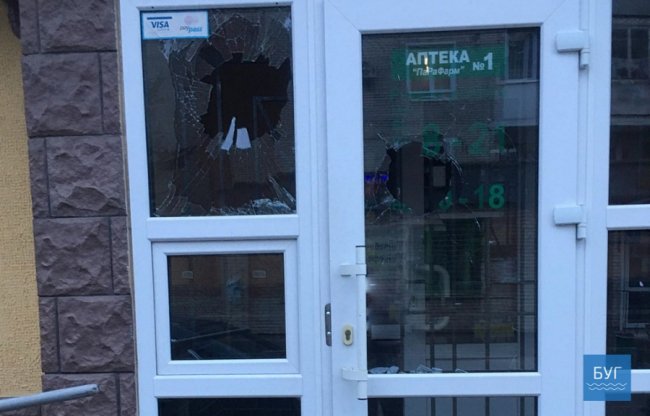 У Нововолинську злодії винесли з магазину сейф з продукцією Apple. ФОТО