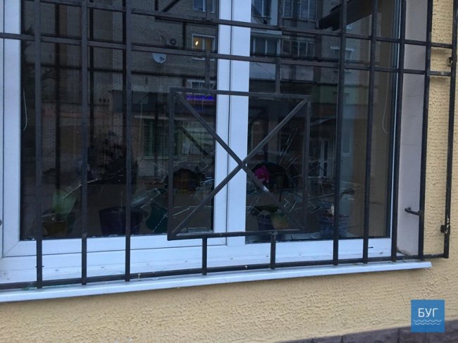 У Нововолинську злодії винесли з магазину сейф з продукцією Apple. ФОТО