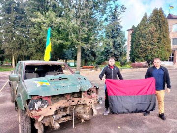 Ціна свободи: у центрі міста на Волині – понівечене авто, на якому військові потрапили під обстріл