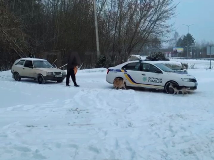 Патрульні на Волині рятують водіїв із халепи через негоду