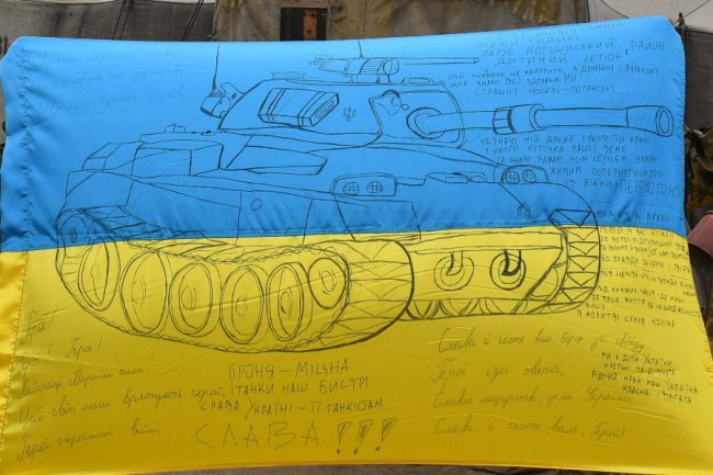 Бійцям 14-ї бригади подарували сім унікальних прапорів. ФОТО