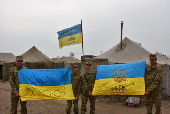 Бійцям 14-ї бригади подарували сім унікальних прапорів. ФОТО