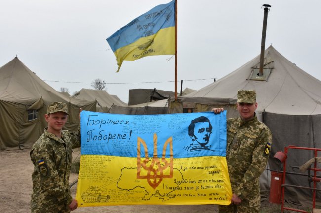 Бійцям 14-ї бригади подарували сім унікальних прапорів. ФОТО