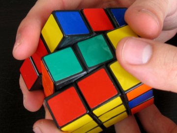 Спритність рук: у Луцьку змагалися, хто швидше складе кубик Рубіка
