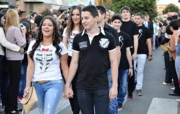 У Сербії випусники відмовилися від дорогого вбрання та віддали гроші дітям