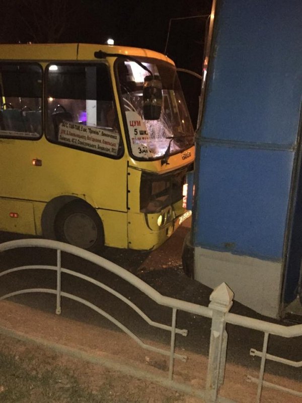Аварія у Луцьку: маршрутка в'їхала в тролейбус. ФОТО