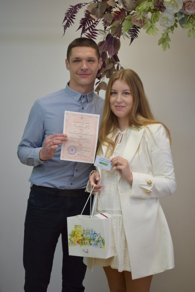 Сьогодні у Луцькому ЦНАПі одружилися сім закоханих пар. ФОТО