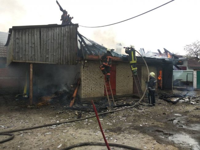 У селищі на Волині посеред білого дня горіла господарська будівля. ВІДЕО