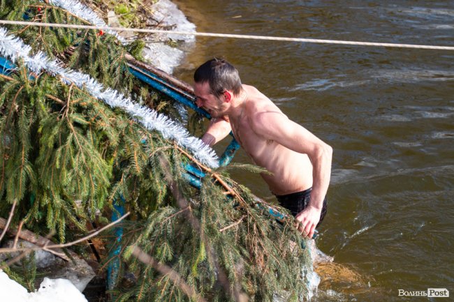 Як лучани пірнали в крижану купіль Стиру. ФОТО. ВІДЕО