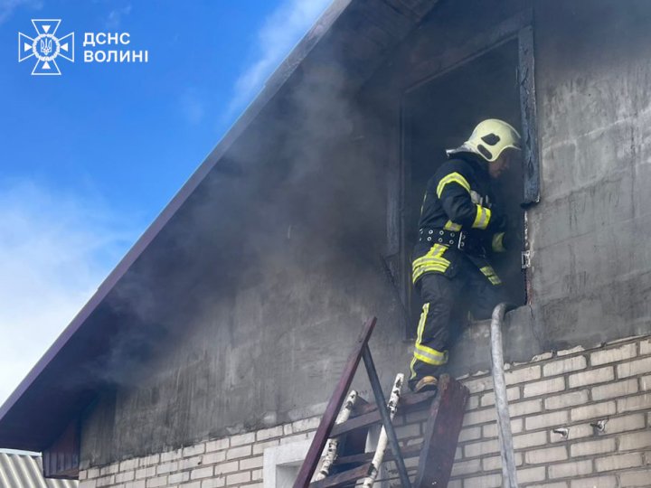 На Волині горіли дві господарські споруди та житловий будинок