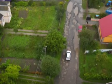 Замість дороги – озера: у селі поблизу Луцька вулиця не бачила ремонту понад 30 років. ВІДЕО