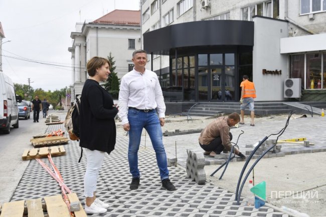  Екопарковка та лавки-зиґзаґи: у центрі Луцька облаштовують сучасний сквер*