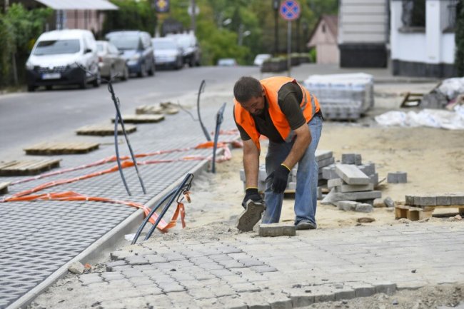  Екопарковка та лавки-зиґзаґи: у центрі Луцька облаштовують сучасний сквер*