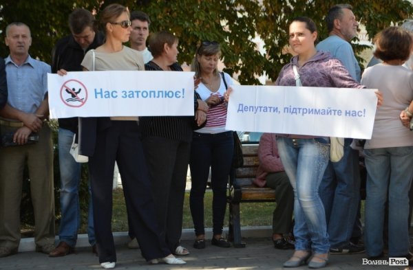 Під Луцькою міськрадою ‒ пікет. ФОТО 