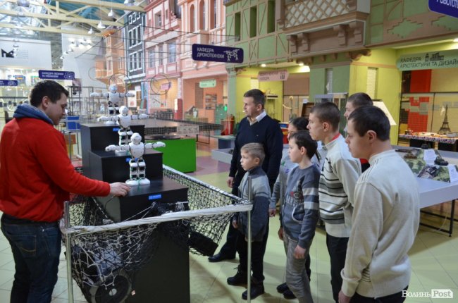 Заступник голови Волинської ОДА показав дива науки і техніки особливим діткам. ФОТО