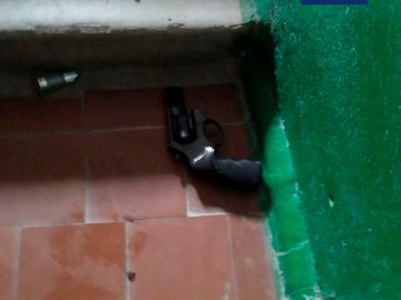 Лучанин стріляв по дверях сусідки та погрожував вбити 