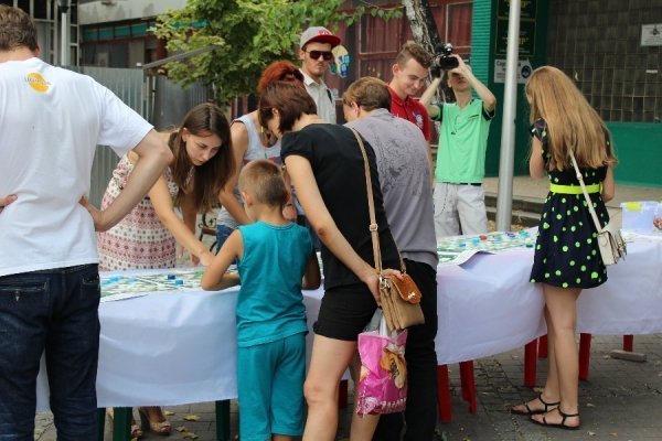 Лучани зіграли в шашки, щоб допомогти українським військовим. ФОТО