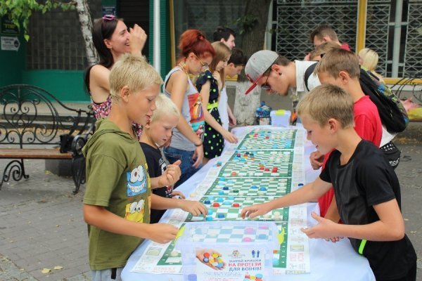 Лучани зіграли в шашки, щоб допомогти українським військовим. ФОТО