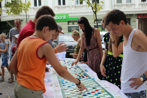 Лучани зіграли в шашки, щоб допомогти українським військовим. ФОТО