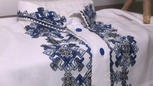 Майстриня з Луцька осучаснює давні вишиті сорочки
