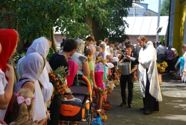 Як святили яблука та мед у луцькому Свято-Покровському храмі. ФОТО