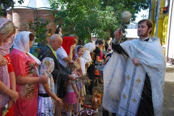 Як святили яблука та мед у луцькому Свято-Покровському храмі. ФОТО