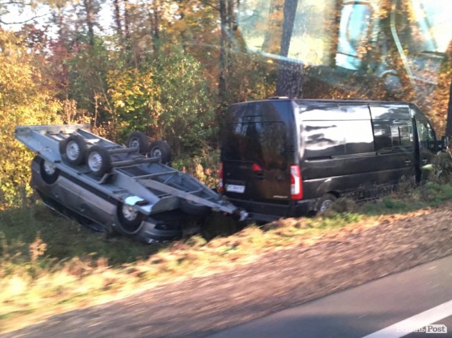  Дві машини – в кюветі: на Волині бус з причепом зіткнувся з іномаркою. ФОТО