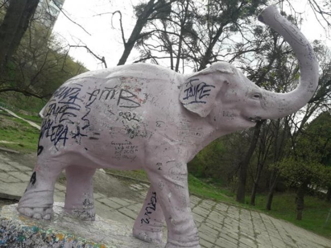 У Луцьку активісти пофарбували скульптуру слоника. ФОТО