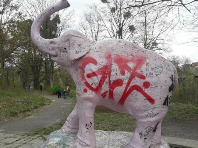 У Луцьку активісти пофарбували скульптуру слоника. ФОТО