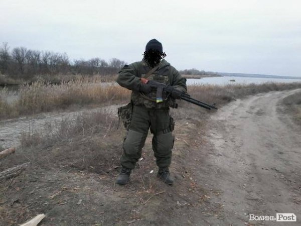 Український військовий одягнений у комбінезон розроблений «Поліськими партизанами»