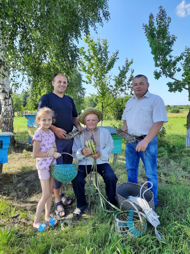 Волинянин освоїв древнє ремесло плетіння постолів. ФОТО 
