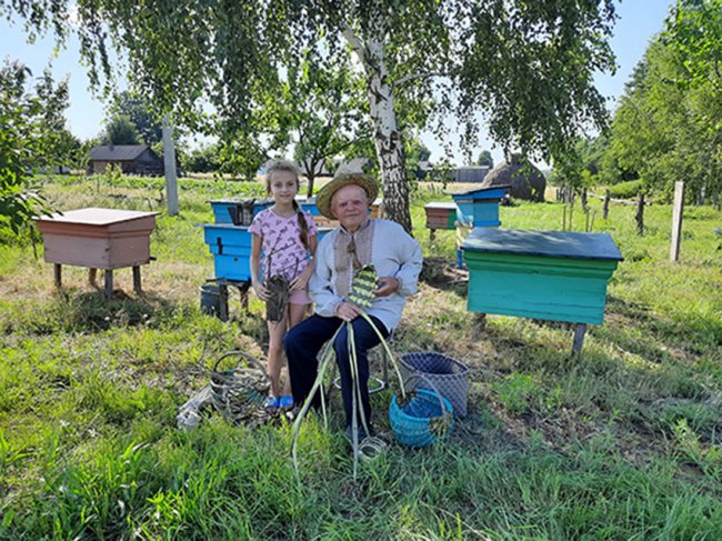 Волинянин освоїв древнє ремесло плетіння постолів. ФОТО 