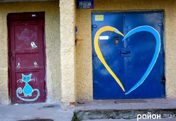 У Луцьку на стінах будинків оселилися кольорові коти. ФОТО