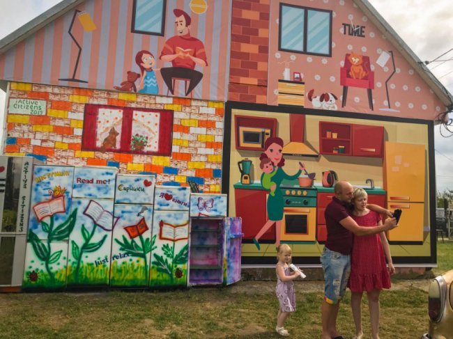 Книги в холодильниках і ретро авто: неподалік Луцька запрацювала креативна бібліотека