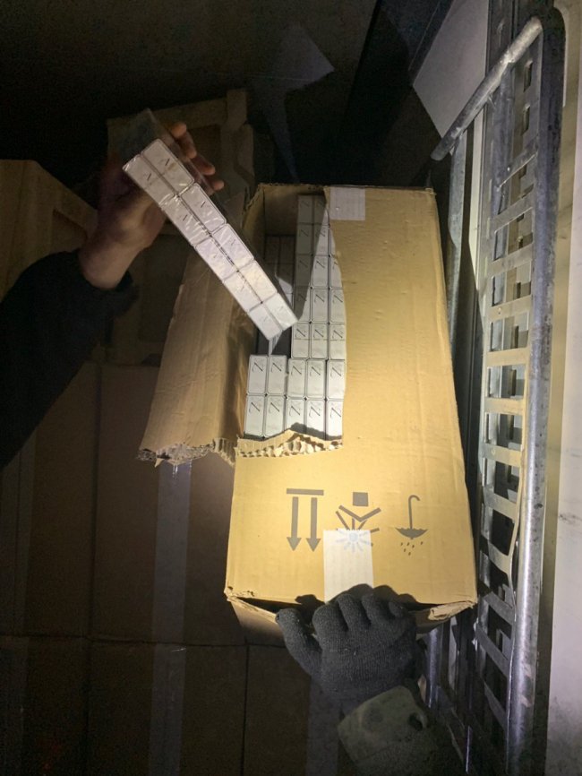 На пункті «Доманове» затримали патрію безакцизних цигарок на майже 2 мільйона гривень. ФОТО