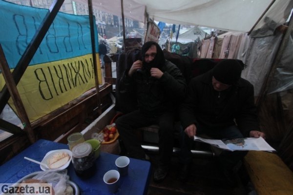 Як Євромайдан бореться з дощем. ФОТО