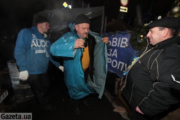 Як Євромайдан бореться з дощем. ФОТО