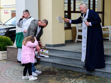 У Луцьку вже почали освячувати великодні кошики. Фото
