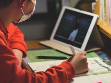 Для регіонів «червоної» зони продовжать дистанційне шкільне навчання 