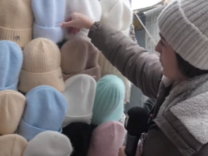 Стильно і тепло: які зимові аксесуари розкуповують на луцькому ринку