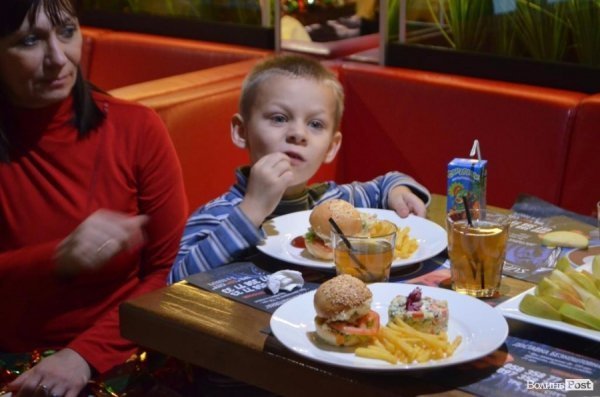 У Луцьку влаштували свято Миколая для соціально-незахищених дітей