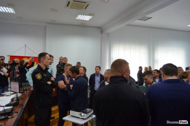 У Луцьку атовці блокують міську раду. ФОТО