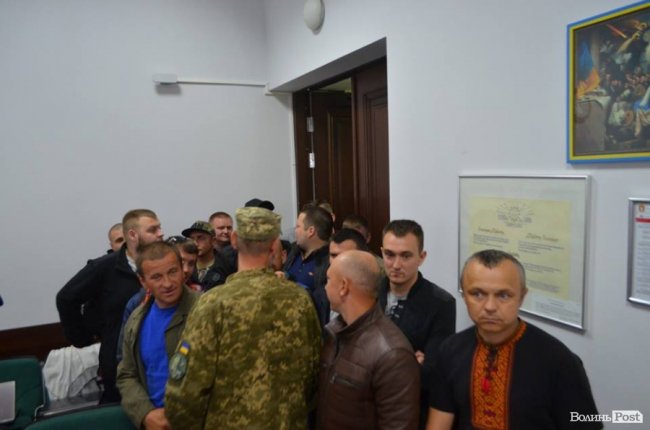 У Луцьку атовці блокують міську раду. ФОТО