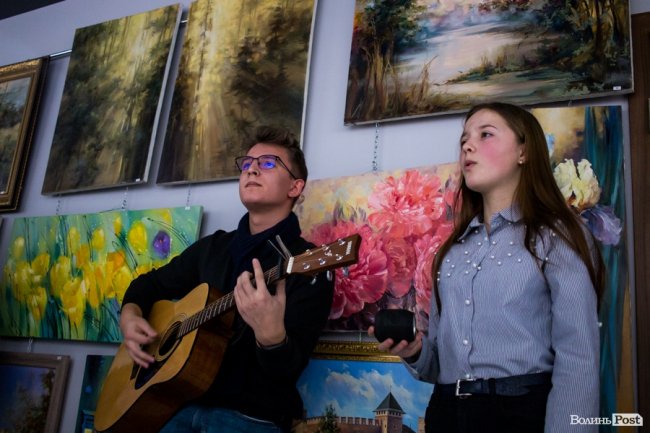 Точність ліній та глибина поглядів: у луцькому «Промені» презентували виставку Вікторії Марценюк