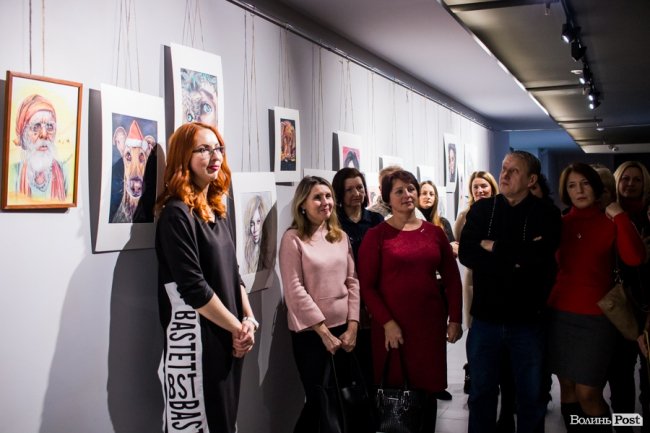 Точність ліній та глибина поглядів: у луцькому «Промені» презентували виставку Вікторії Марценюк