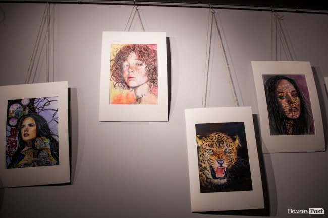 Точність ліній та глибина поглядів: у луцькому «Промені» презентували виставку Вікторії Марценюк