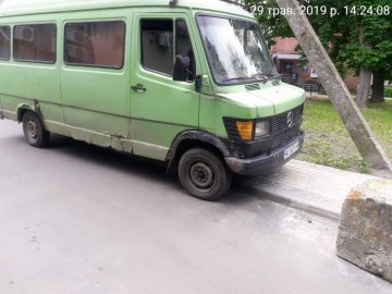 У Луцьку автохам припаркувався на новенькому тротуарі. ФОТО