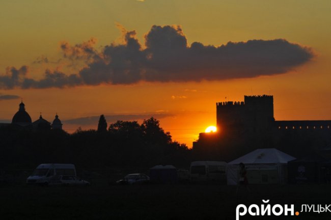 Красивий захід сонця на «Бандерштаті». ФОТО