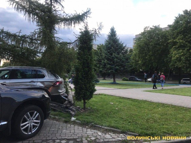 У Луцьку водійка позашляховика збила стовп та «пом'яла» припарковане авто. ФОТО