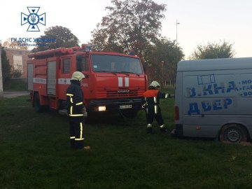 На Волині рятувальники витягнули бус волонтерів, який «просів» на на ґрунтовому покритті